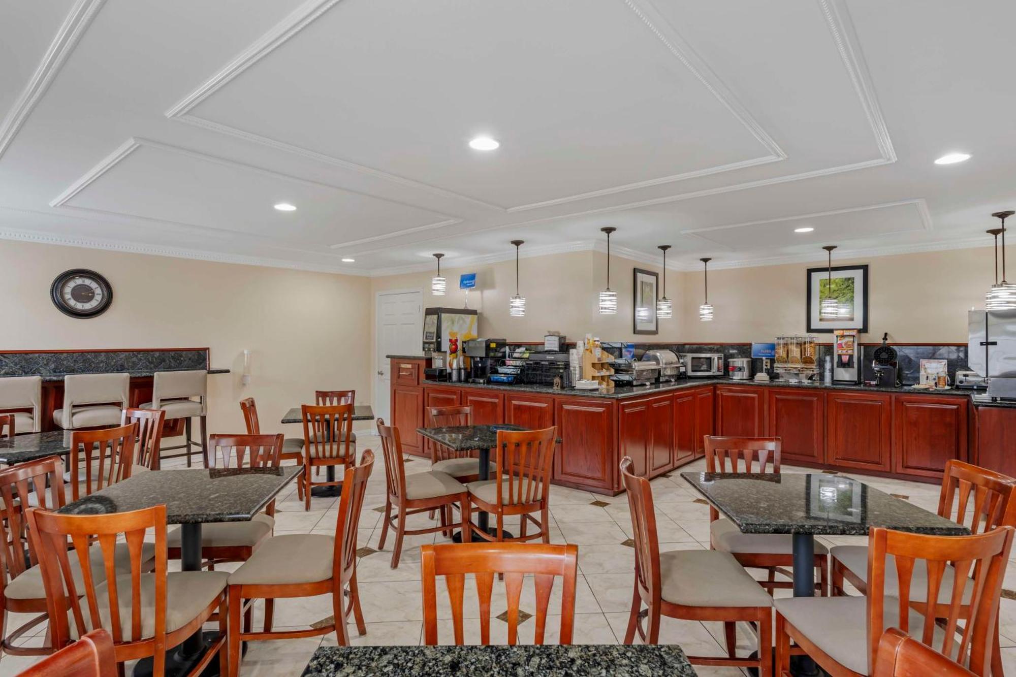 Best Western Pineywoods Inn Atlanta Buitenkant foto